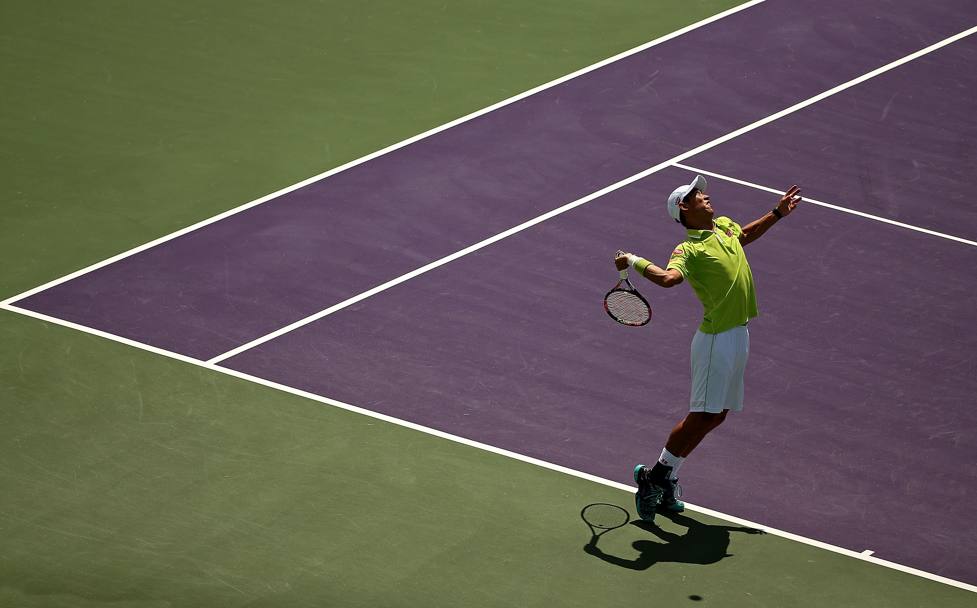 Kei Nishikori alla battuta ai Miami Open (Afp)